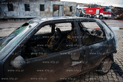 Gdansk. Dogaszanie doszczetnie spalonej hali produkcyjnej...