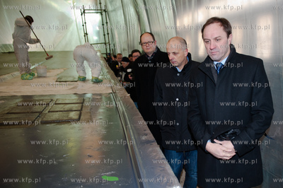 Stocznia Gdanska. Tydzien po pozarze hali produkcyjnej...