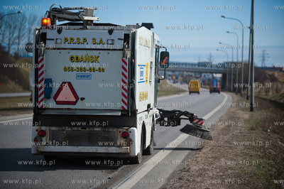 Gdansk. Aleja Armii Krajowej. Wiosenne sprzatanie ulic....