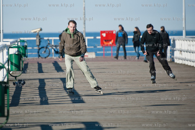 Gdansk. Milosnicy rolek na sciezce rowerowej w Brzeznie.
06.04.2012
fot....