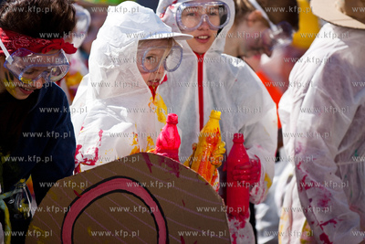 Gdansk. Centrum Stocznia Gdanska. Kolorowy smigus-dyngus...