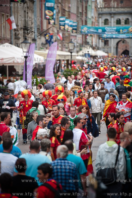 Gdansk. Ulica Dluga. Tlumy kibicow z Hiszpanii i Irlandi...
