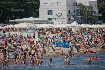 Sopot. Tlum plazowiczow wypoczywajacych w upalna i...