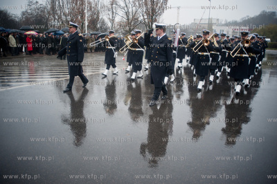 Gdynia. Zlozenie kwiatow na plycie Pomniku Marynarza...