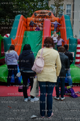 Gdansk. Targ Weglowy. Wielki Festyn Rodzinny, swietujacy...