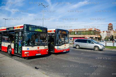 Gdansk. Autobusy ZKM, linii 111 oraz 184 odjezdzajace...