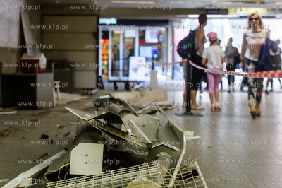 Gdansk. Rozbiorka punktow handlowych znajdujacych sie...