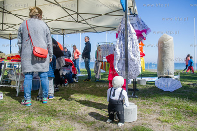 Gdynia. Skwer Arki Gdynia. Majowka przy Bulwarze, podczas...