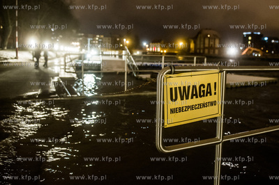 Gdańsk. Wysoki poziom wód Motławy, który jest efektem...