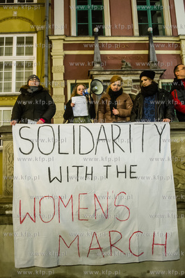 Gdańsk. Długi Targ. Pikieta - Solidarnie przeciwko...