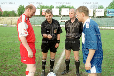 Mecz pilkarski Konserwatyski - Liberalowie na stadionie...