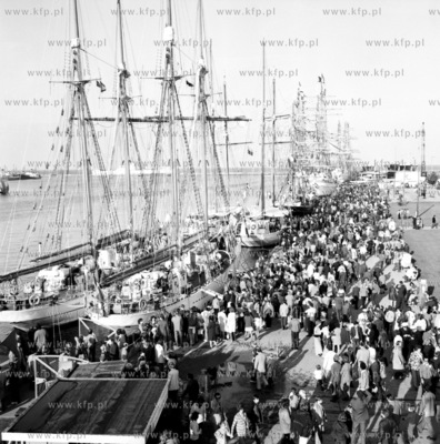 Zaglowce zacumowane przy Skwerze Kosciuszki podczas...