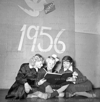 Uczennice ucza sie pod golabkiem pokoju. 1956 Fot....