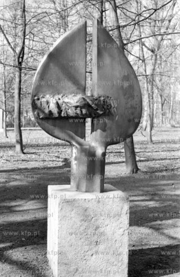 Rzezba w Parku Oliwskim w Gdansku Oliwie. 10.04.1979...