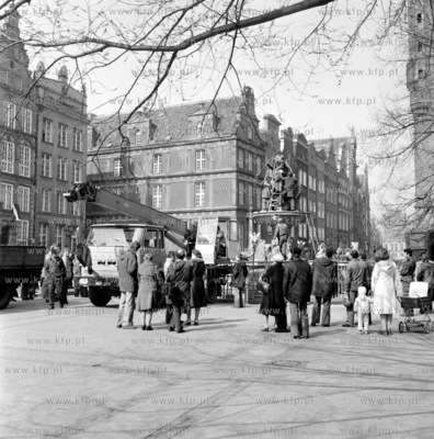 Dlugi Targ w Gdansku - nz montaz figury Neptuna na...