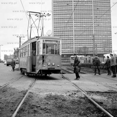 Kolizja samochodu ciezarowego z tramwajem linii nr...