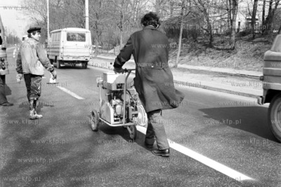 Malowanie znakow poziomych na ulicach Gdyni. 22.03.19735marzec73_z.kosycarz_p46Fot....