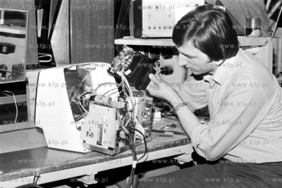 Linia produkcyja przenosnych odbiorników telewizyjnych...