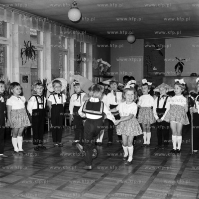 Przedstawienie przedszkolaków. 
04.1971
0000321z_kwiecien1971
Fot....
