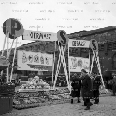 Kiermasz owoców i warzyw przed Halą Targową w Gdańsku....