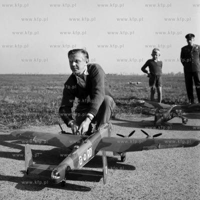 Pokaz modeli samolotów na płycie lotniska. (lata60).
1960
0004169z...