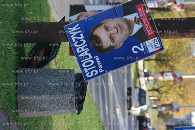 Zniszczone plakaty wyborcze na ul. Morskiej w Gdyni.
29.10.2006
fot....