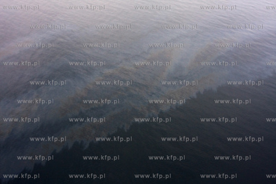 Baltyk. 2 km plama oleju w okolicach Helu. 24.02.2009...