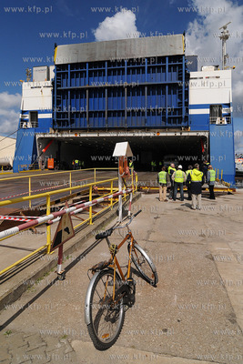 Gdynia. Do nabrzeza w Baltyckim Terminalu Kontenerowym...