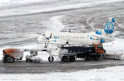 Gdansk, Rebiechowo. Nz. Odsniezanie plyty lotniska.30.01.2010fot....