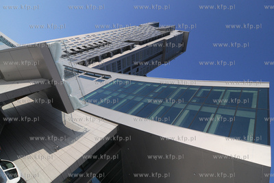 Zima w Gdynskim porcie i okolicy. Nz. Apartamentowiec...