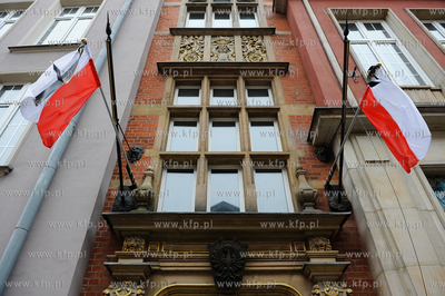 Gdansk. Na ulicach miasta na znak zaloby, flagi panstwowe...