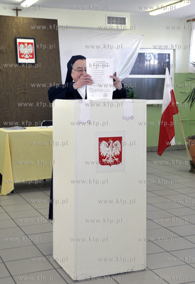 Wybory prezydenckie 2010. Lokal wyborczy nr 2 w Pelplinie....