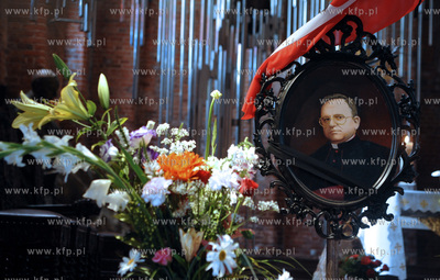 Oltarz poswiecony zmarlemu Pralatowi Henrykowi Jankowskiemu...