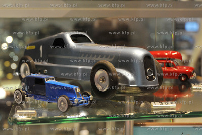 Salony samochodowe na Polach Elizejskich (Champs Elysee...