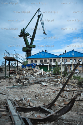 Rozbiorka zabytkowych hali Stoczni Gdanskiej, tereny...