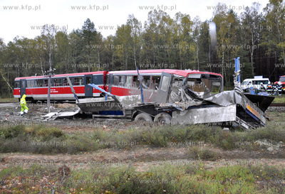 Na niestrzezonym przejezdzie kolejowym w Lipuszu TiR...