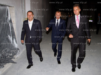 Premier Donald Tusk wizytuje budowe terminala T2 Portu...