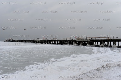 Sopot, molo. Zatoka Gdanska zamarzla ponad 1 km od...