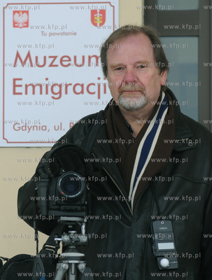 Gdynia. Fotoreporter Chris Niedenthal fotografuje Dworzec...