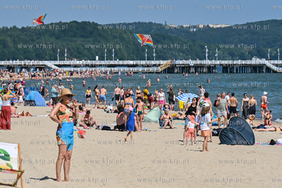 Sopot. Plaża. Upalny weekend spowodował liczne przybycie...