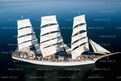 Dar Mlodziezy z perspektywy lotu ptaka u bram Gdyni....