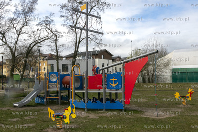 Mini plac zabaw przy kąpielisku miejskim przy rzece...