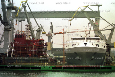 Widok z kanalu portowego na Socznie Gdynia S.A.5.03.2002fot....