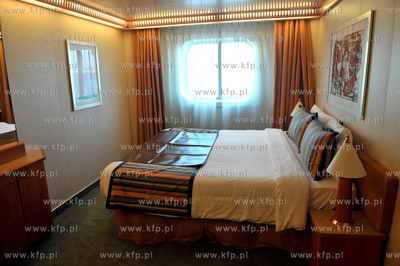 Statek wycieczkowy Costa Pacifica plywajacy pod wloska...