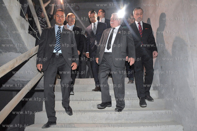 Lech Walesa na budowie ECS. Bylemu prezydentowi towarzyszyli...