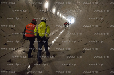 Zakonczona pierwsza nitka tunelu pod Wisla zostala...