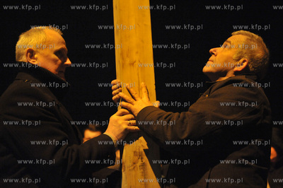 Droga krzyzowa przeszla ulicami kaszubskiego Zukowa...