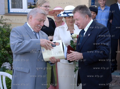 Imieniny u Danuty i Lecha Walesy. Solenizant od Longina...