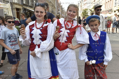Gdańsk. Członkowie kociewskiego zespołu ludowego...