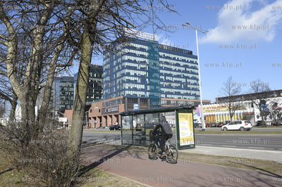 Gdańsk. Al. Grunwaldzka. Przystanek z reklamą wyborów...